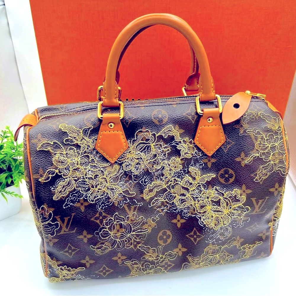 LV speedy 30 with lace
And lock and key clean inside. With box and dust bag